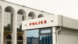 Bâtiment moderne abritant le nouveau guichet de la police municipale à Angers.