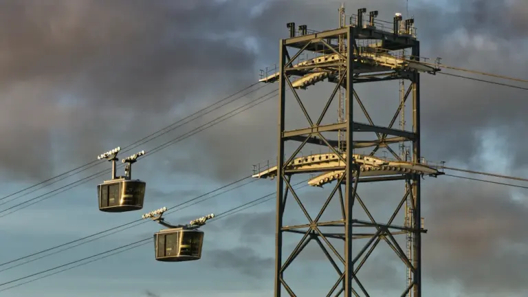 Le téléphérique urbain de Brest traverse la Penfeld entre deux quartiers historiques.