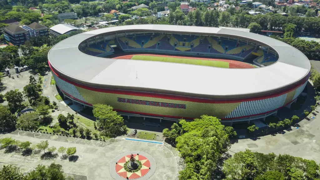 Vue aérienne d'un grand stade sportif moderne entouré d'espaces verts à Brest.