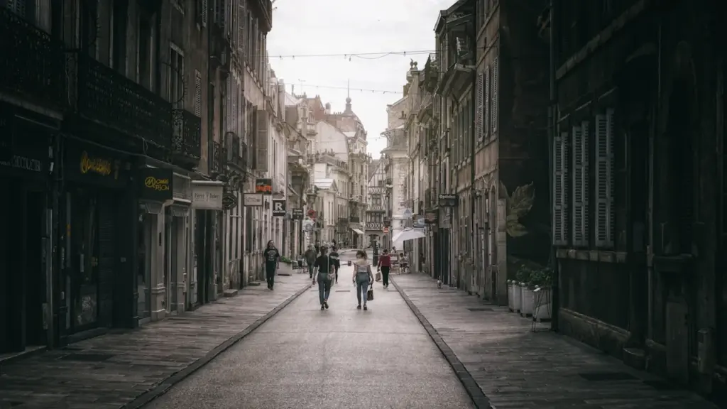 Une rue étroite typique avec des passants dans une ville historique française en France.