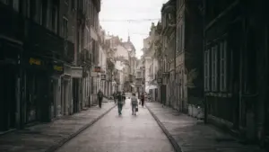 Une rue étroite typique avec des passants dans une ville historique française en France.