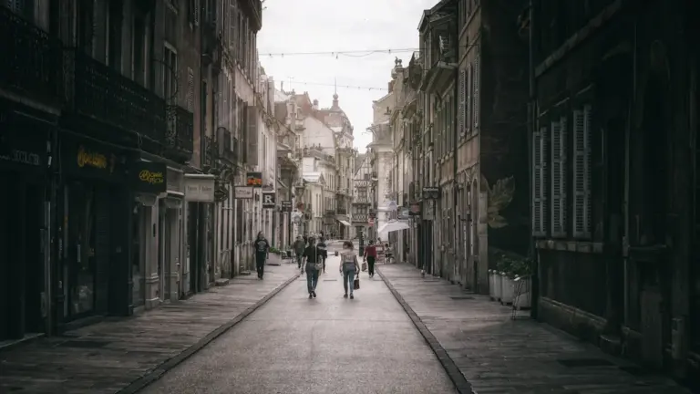 Une rue étroite typique avec des passants dans une ville historique française en France.