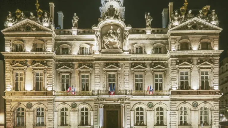 Vue nocturne de l'Hôtel de Ville de Lyon, symbole de l'administration municipale lyonnaise.
