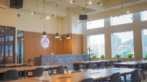 Une salle à manger moderne et lumineuse équipée de tables en bois.