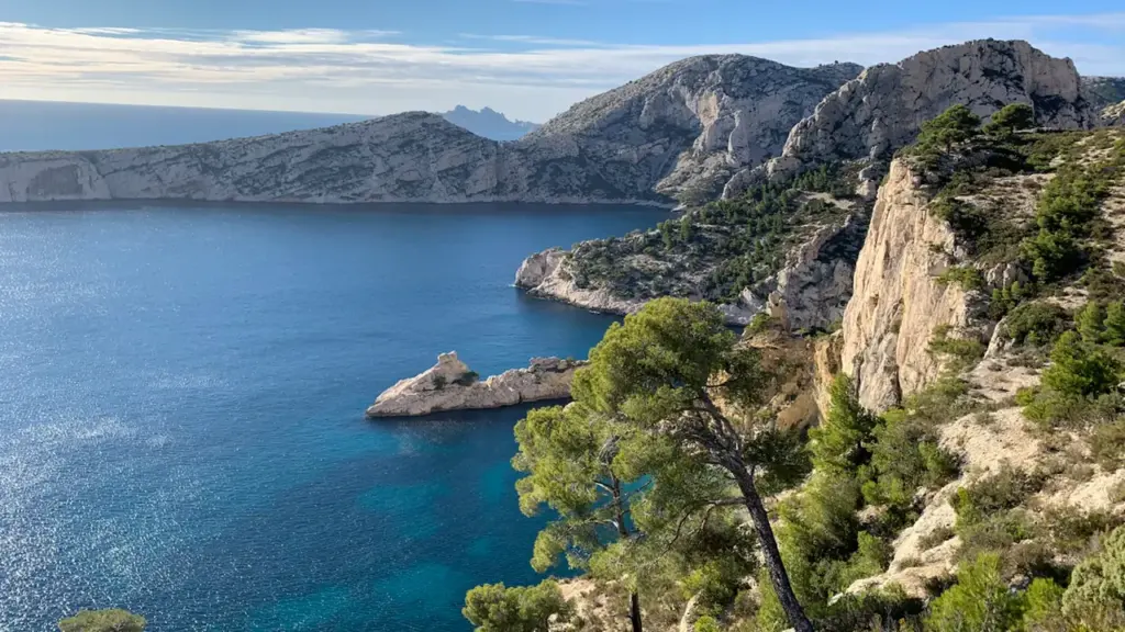 Vue aérienne des Calanques de Marseille avec rochers escarpés et végétation méditerranéenne.