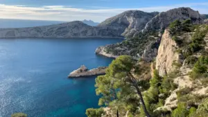 Vue aérienne des Calanques de Marseille avec rochers escarpés et végétation méditerranéenne.