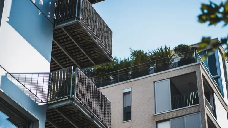 Vue architecturale d'un immeuble résidentiel moderne avec balcons à Nantes, France.