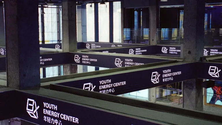 Intérieur moderne et spacieux aménagé pour accueillir un nouveau centre de jeunesse dynamique.