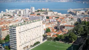 Vue panoramique en plongée sur la ville de Marseille et son stade de quartier.