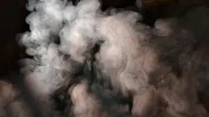 Fumée blanche s'échappant de bois brûlé, illustrant une dégradation de la qualité de l'air.