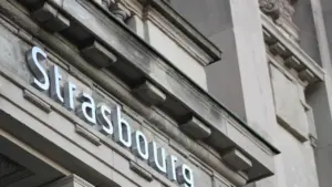 Panneau signalétique avec le nom de la ville de Strasbourg en gros plan.