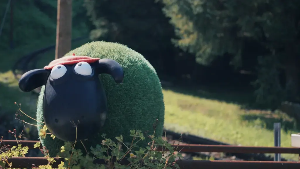 Une figurine de Shaun le mouton portant un béret rouge à Grenoble.
