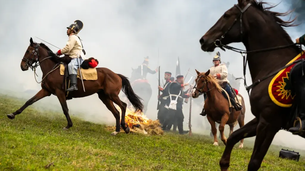 Reconstitution historique d'une charge de cavalerie lors d'une bataille en plein air.