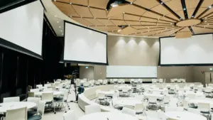 Une grande salle de conférence moderne prête pour une réunion publique importante.