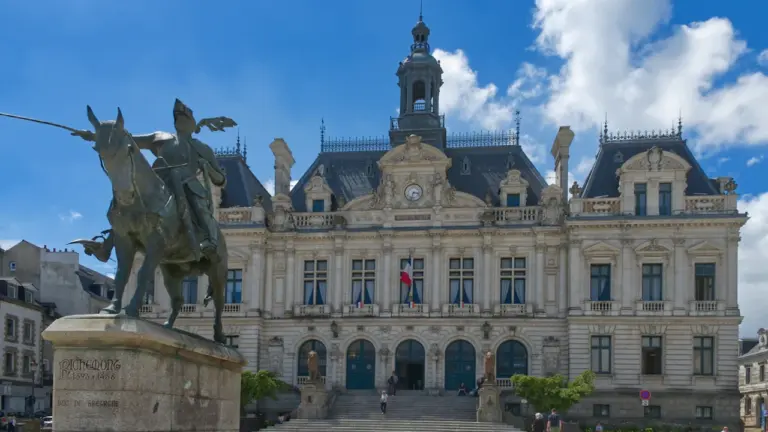 Statue du connétable de Richemont devant la mairie historique de Vannes en France.