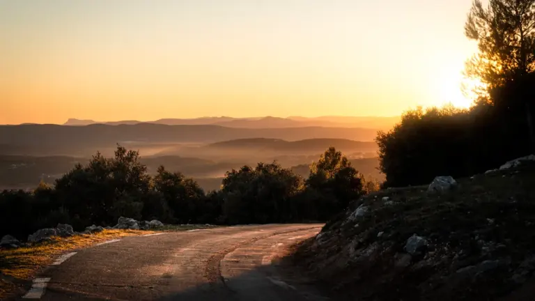 Coucher de soleil doré sur les hauteurs du Malmont offrant une vue sur Draguignan.
