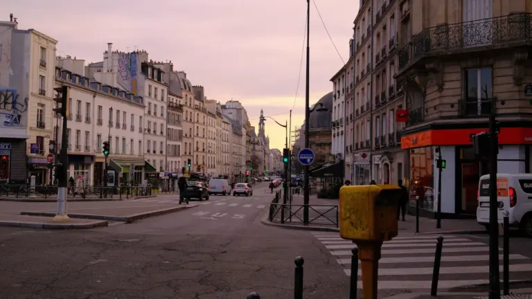 Vue d'une rue typique avec des bâtiments historiques au crépuscule à Guéret.