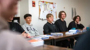 Un groupe de jeunes adultes réunis autour d'une table lors d'une séance de travail.