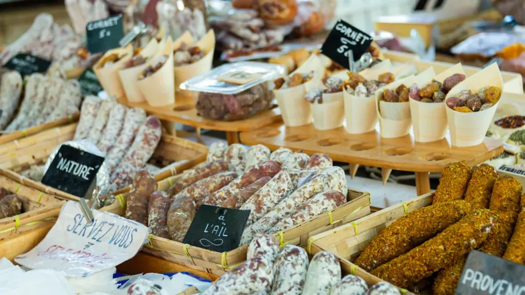 Variété de saucissons artisanaux sur un étal de marché à Aix-en-Provence en France.