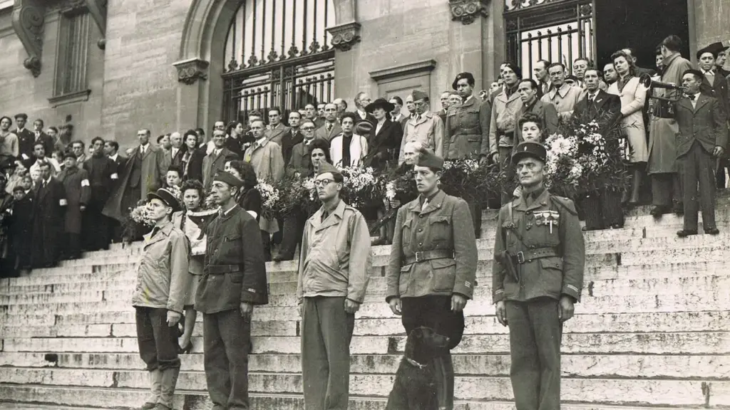 Un groupe de soldats et de civils se tient sur les marches d'un bâtiment officiel.
