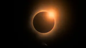 Une éclipse solaire totale avec un anneau lumineux brillant entourant le disque lunaire noir.