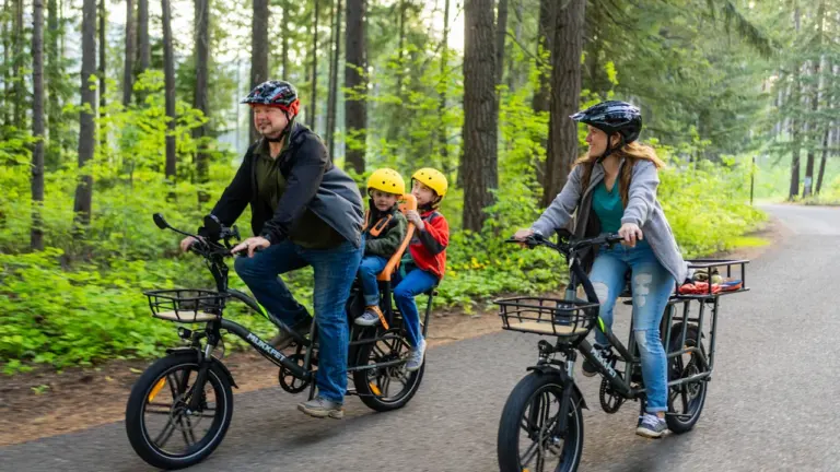Une famille à vélo en forêt, illustrant les loisirs en plein air à Châtenay-Malabry.