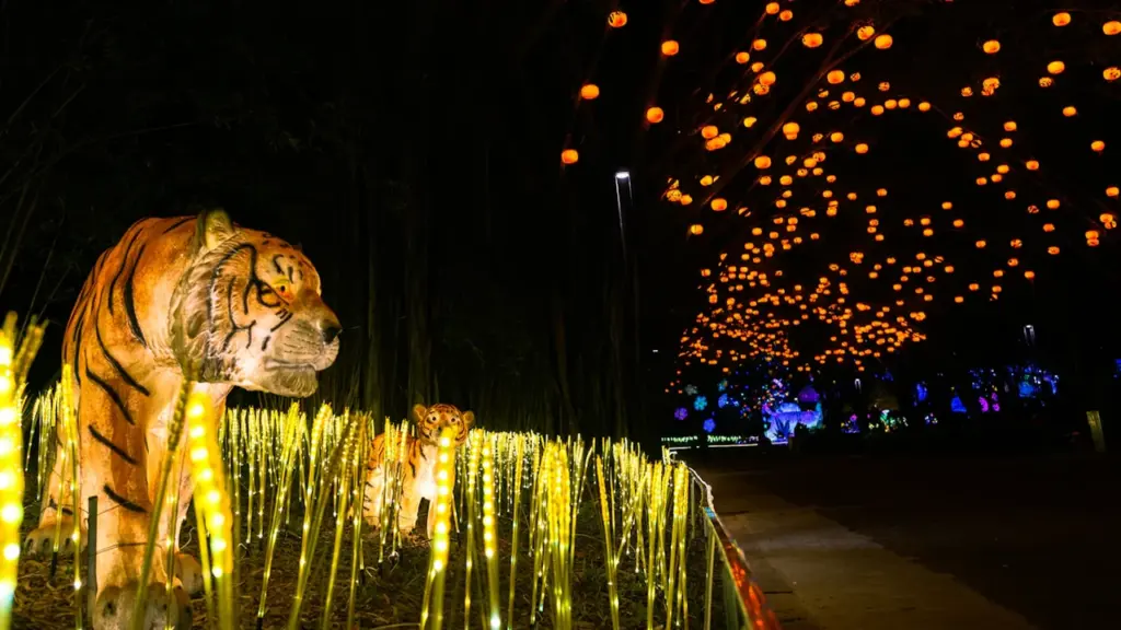 Installation artistique lumineuse représentant des tigres dans le parc Sainte-Barbe à Fontenay-aux-Roses.