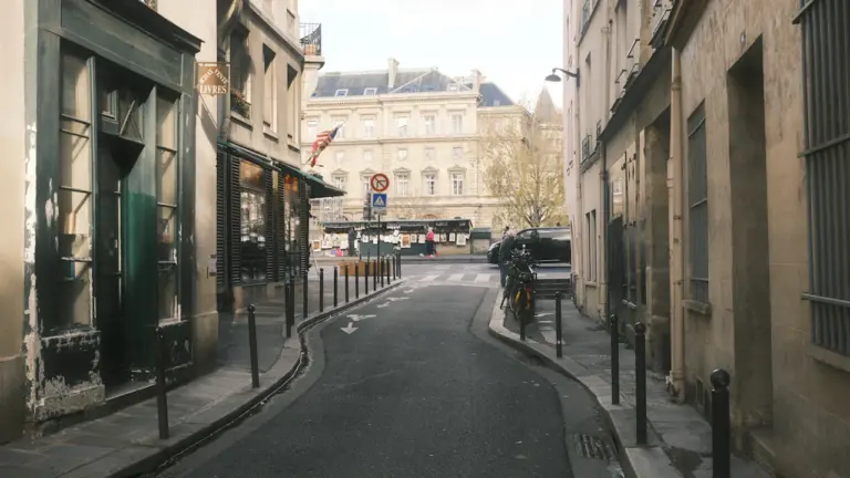 Une rue européenne étroite et calme avec une architecture urbaine traditionnelle.
