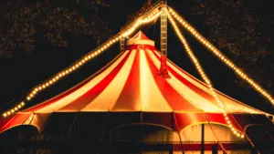 Un grand chapiteau de cirque illuminé sous un ciel nocturne à Saint-Dizier.