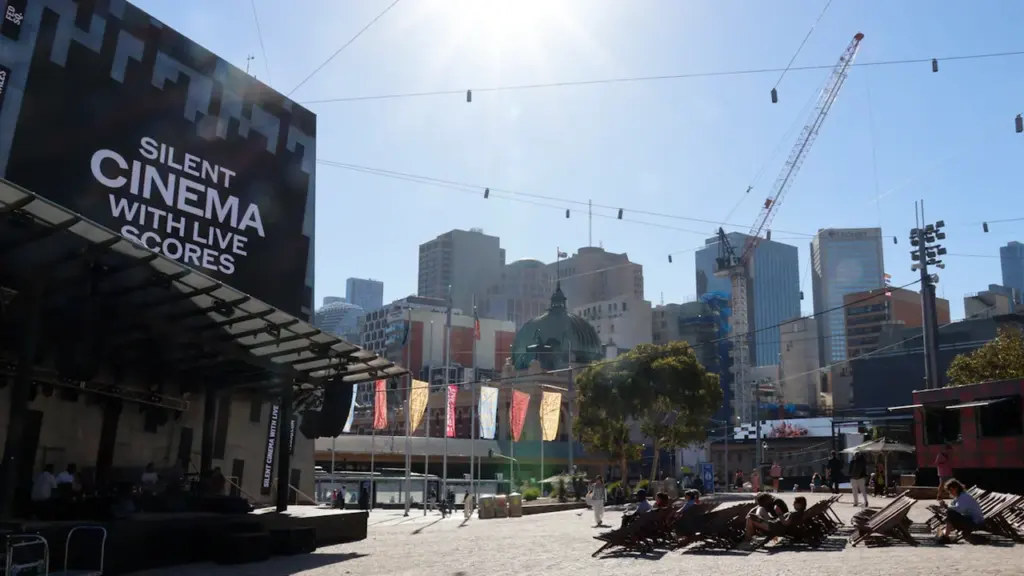 Aménagement estival urbain avec des chaises longues, parfait pour un événement public en ville.