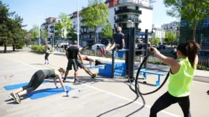 Des habitants faisant des exercices sportifs en extérieur lors d'une journée santé publique.