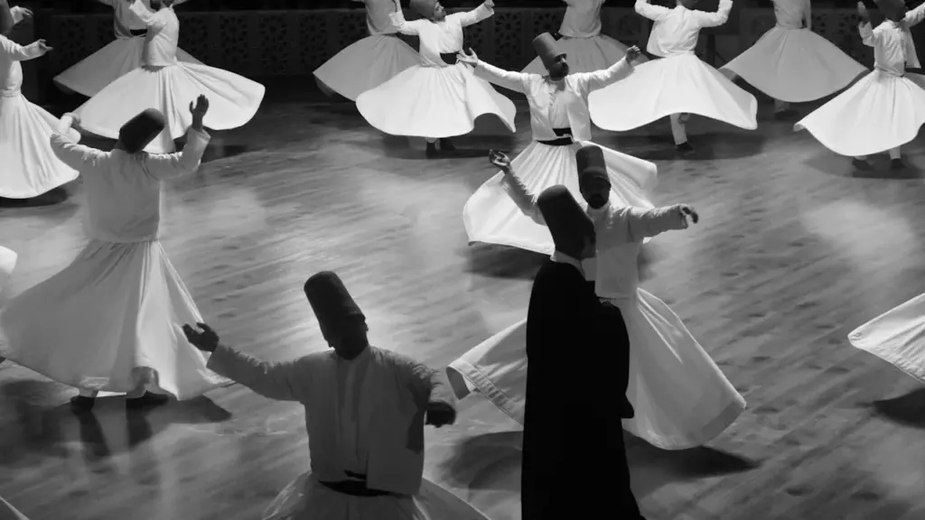Derviches tourneurs effectuant une danse traditionnelle lors du festival à Vaulx-en-Velin.
