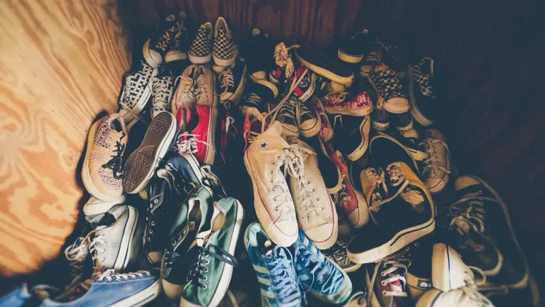 Pyramides de chaussures à Villeurbanne : Handicap International s’installe place Lazare-Goujon