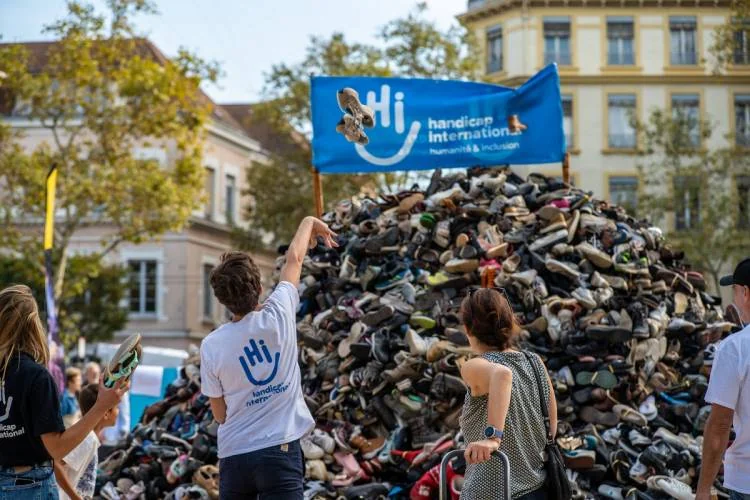 Pyramides de chaussures à Villeurbanne : Handicap International s'installe place Lazare-Goujon