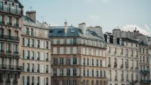 Façade d'immeuble résidentiel classique avec fenêtres et balcons dans une rue urbaine française.