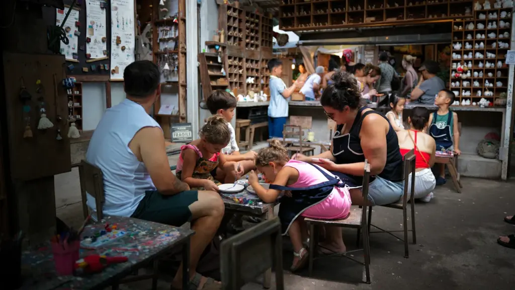 Famille participant à un atelier créatif de peinture sur céramique à Lyon.