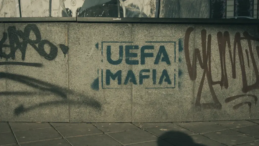 Inscription graffiti sur un mur en béton dénonçant la corruption avec le mot mafia.