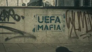 Inscription graffiti sur un mur en béton dénonçant la corruption avec le mot mafia.